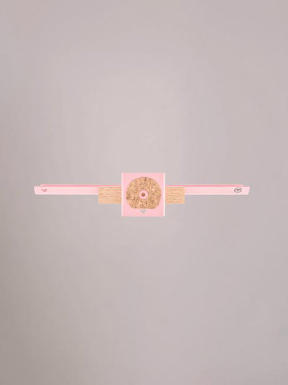 Achterkant van de lichtroze wandplank medium met bracketbevestiging.
