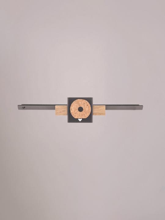 Achterzijde van de zwarte wandplank medium met bracketbevestiging.