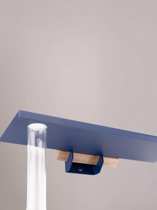 Achterzijde van de donkerblauwe bloemenplank met bracket, perfect voor bloemen aan de muur.