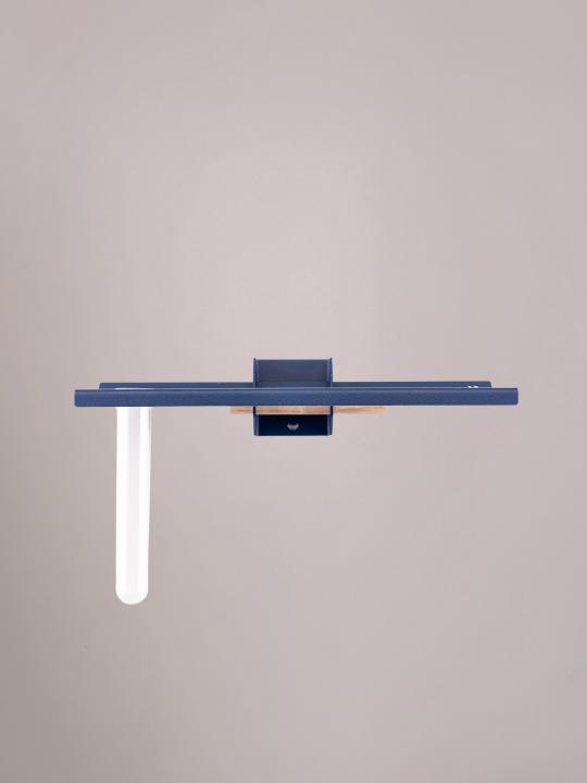 Donkerblauwe wandplank met bloem en reageerbuisje, ideaal voor elegante muurbloemen.