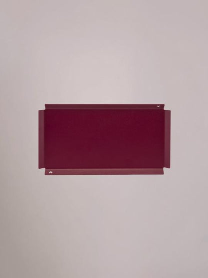 Bordeaux wandplank tray van Studio Mippe voor warme styling.