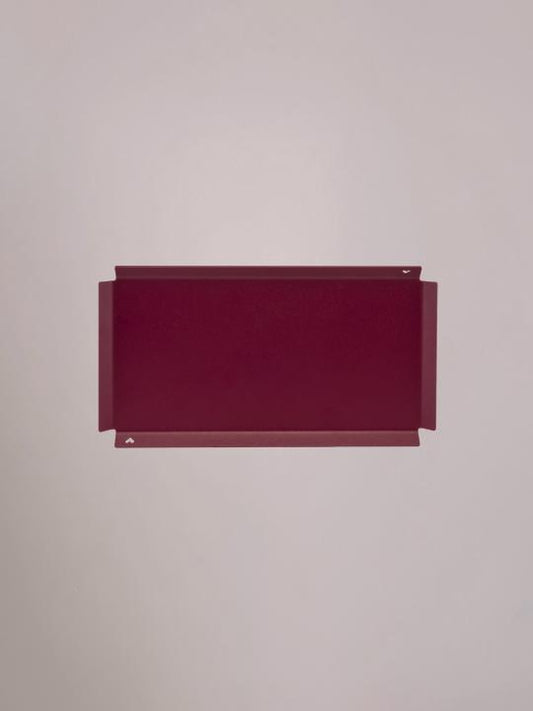 Bordeaux wandplank tray van Studio Mippe voor warme styling.