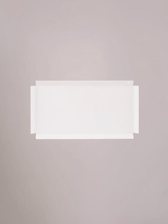 Witte wandplank tray van Studio Mippe als plankje aan de muur voor tegeltjes en decoratie.
