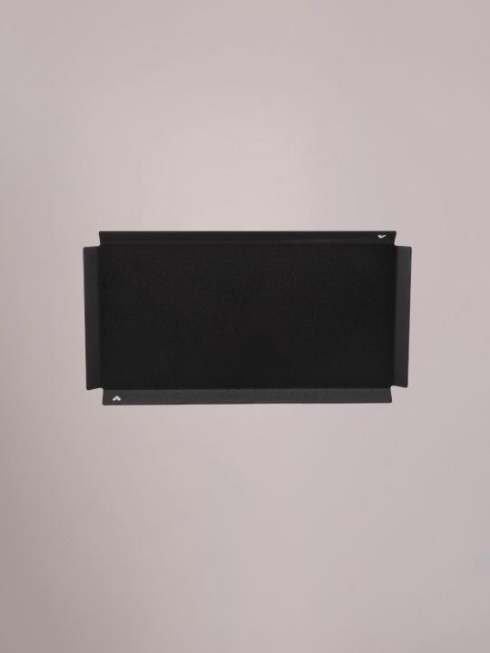 Moderne zwarte wandplank tray van Studio Mippe voor tegeltjes en accessoires.