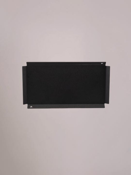 Moderne zwarte wandplank tray van Studio Mippe voor tegeltjes en accessoires.