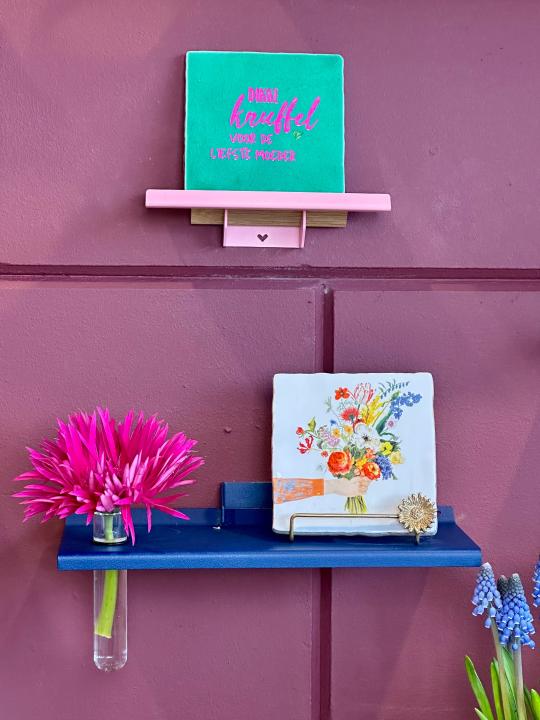 Kleine wandplank en Flower Shelf van Studio Mippe met reageerbuisje met bloem, gecombineerd met een kleurrijk tegeltje.