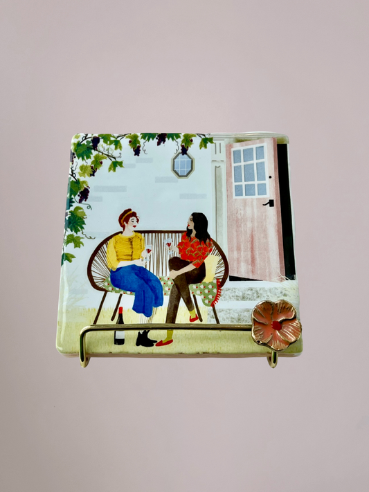 StoryTiles tegeltje Wine O’Clock met gezellige borrel en wijn illustratie op keramisch tegeltje van 10x10 cm