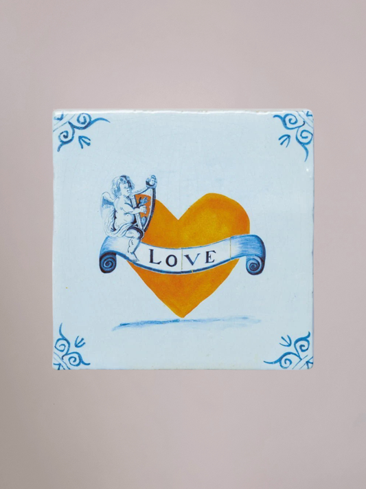 Delfts blauw StoryTiles tegeltje With All My Heart met een hartvormig motief en liefdevolle uitstraling, symbool voor oprechte gevoelens en verbondenheid.