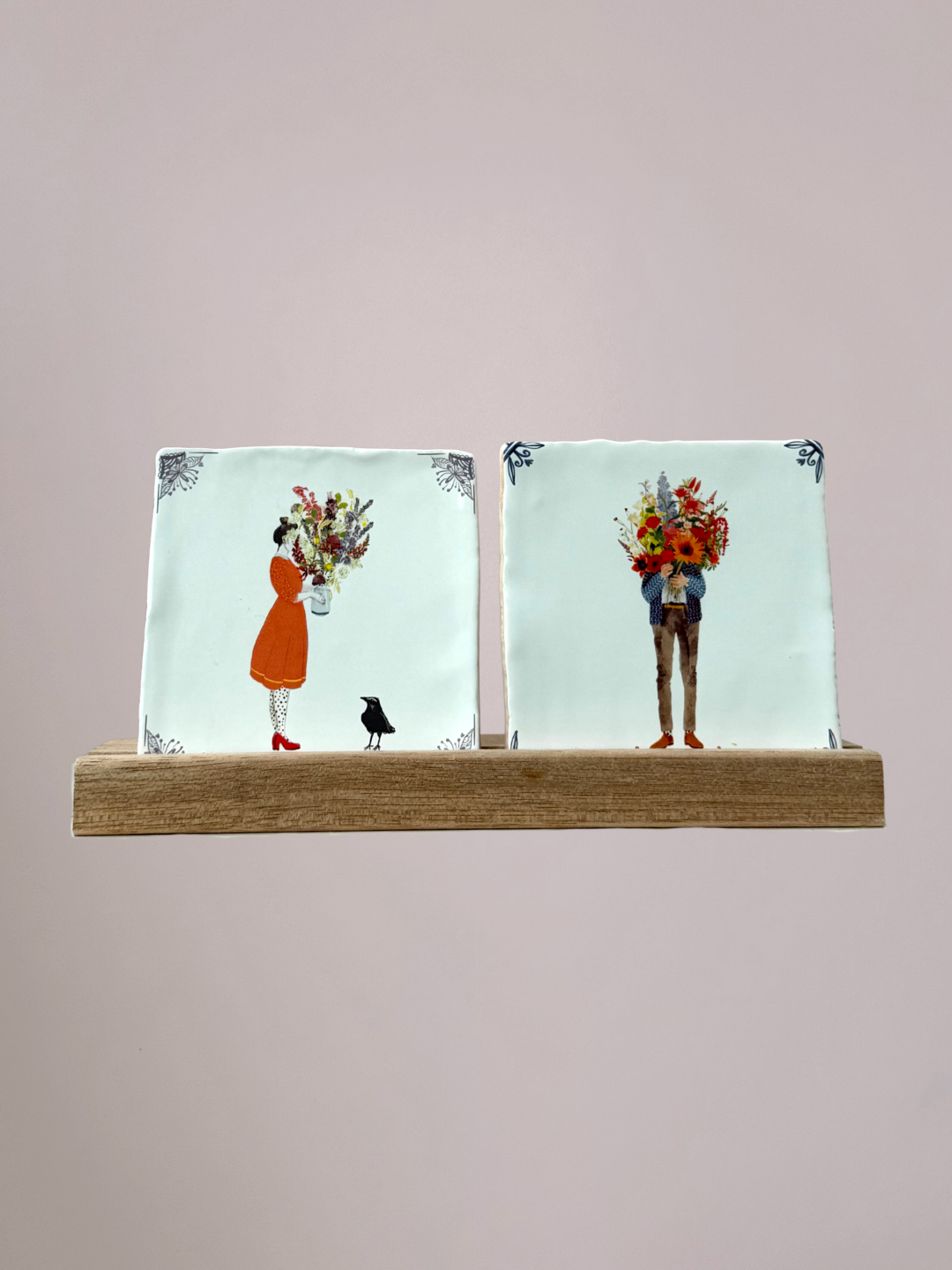 Houten dubbele tegelhouder van Yett Agenturen met ruimte voor twee decoratieve tegeltjes naast elkaar.