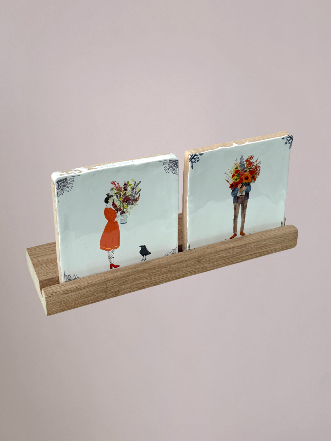 Houten dubbele tegelhouder van Yett Agenturen met ruimte voor twee decoratieve tegeltjes naast elkaar.