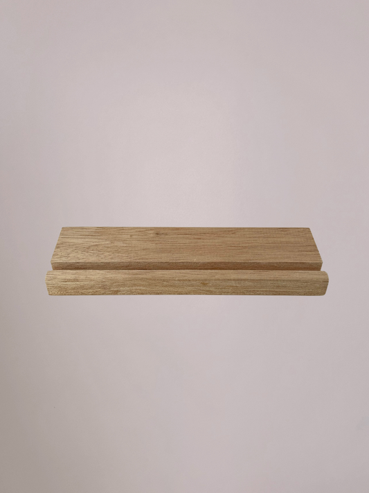 Houten dubbele tegelhouder van Yett Agenturen met ruimte voor twee decoratieve tegeltjes naast elkaar.
