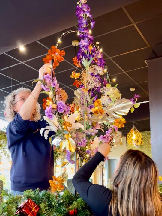 Zakelijke ontvangstruimte ingericht met bloemen en styling door Anja Bloementrends