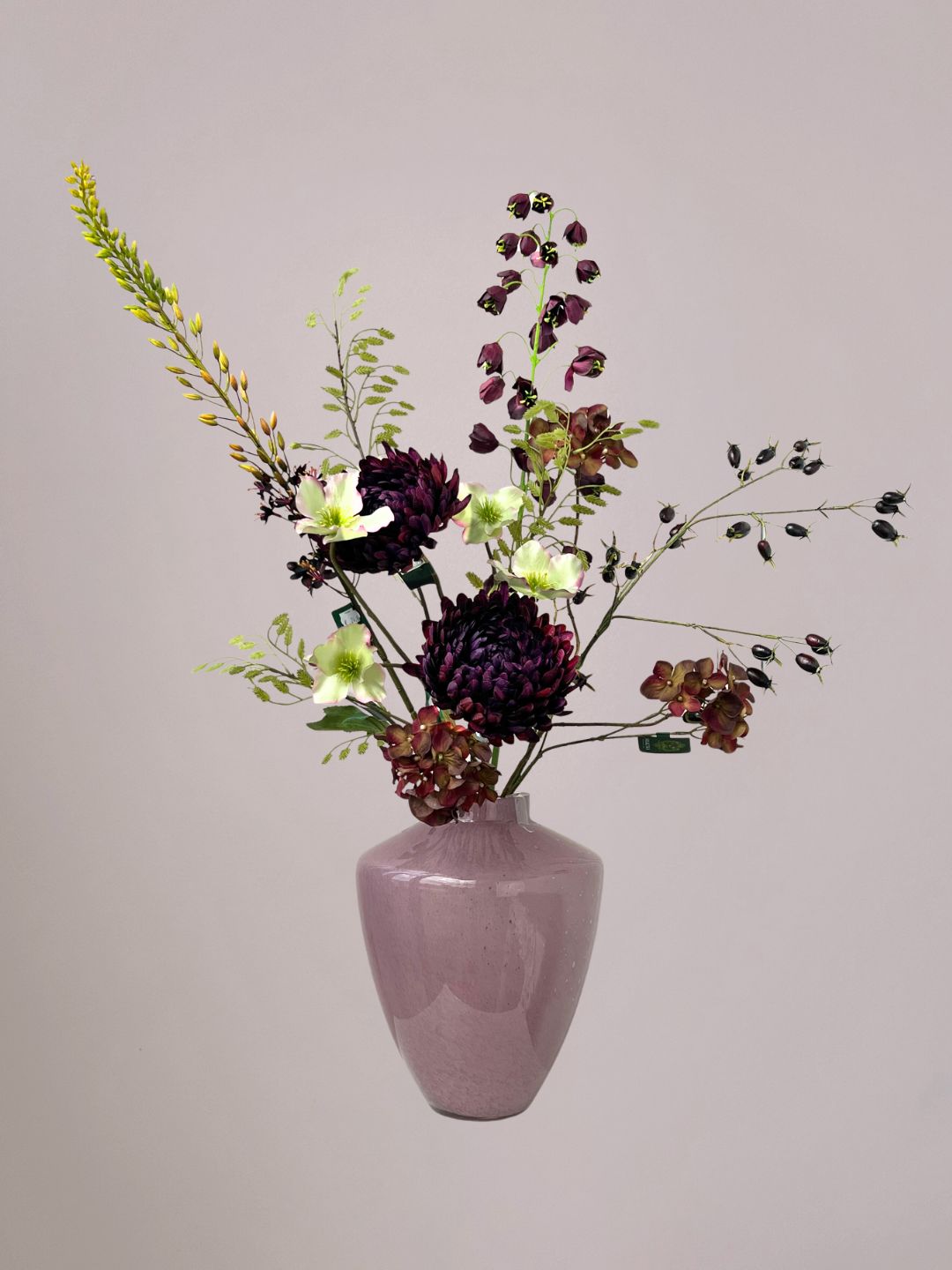Luxe burgundy zijden boeket met Silk-ka bloemen in warme herfstkleuren.