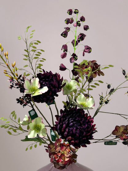 Luxe burgundy zijden boeket met Silk-ka bloemen in warme herfstkleuren.