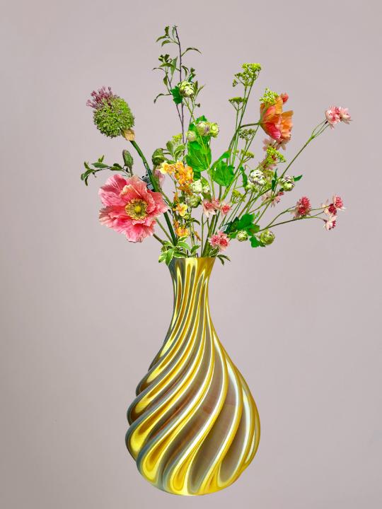 Zijden bloemen boeket roze met oranje en groene accenten in gele zilveren 3D vaas