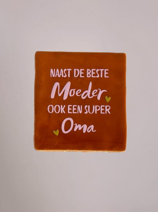 Bruin keramiek tegeltje met de tekst “Naast de beste moeder ook nog een super oma” van Yett Agenturen